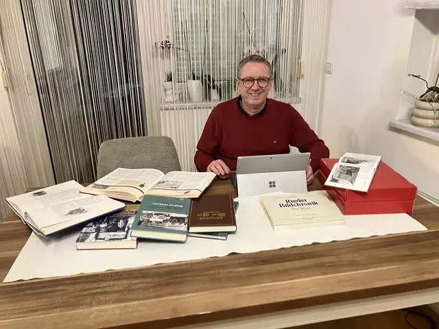 Vizebürgermeister Peter Stummer bei der Recherche für "Ried in alten Ansichten". | Foto: MeinBezirk
