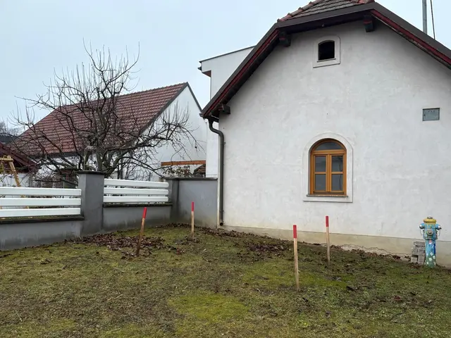 Neuer Standort fixiert: Die geplante Trafostation soll künftig in der Friedhofgasse errichtet werden – der ursprüngliche Standort, der Dorfplatz, bleibt frei. | Foto: Sonja Horvath