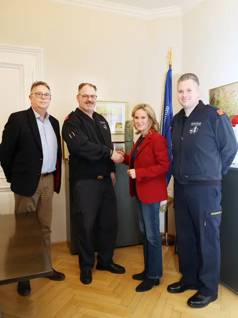 Vizebürgermeisterin Michaela Haidvogel gelobte im Beisein von Kommandant Josef Osterkorn und 
Amtsleiter Martin Mittermayr Peter Sauer als stellvertretenden Kommandanten der Freiwilligen 
Feuerwehr Maria Enzersdorf an, gratulierte ihm nochmals zu seiner Wahl und wünschte ihm alles 
Gute für seine verantwortungsvolle Aufgabe. | Foto: Gemeinde Maria Enzersdorf
