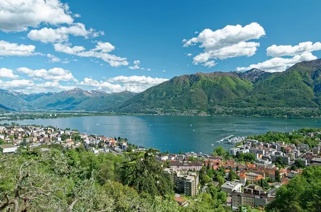 Panoramablick auf den Lago Maggiore mit den majestätischen Alpen im Hintergrund – ein Paradies für Naturliebhaber. | Foto: Pixabay