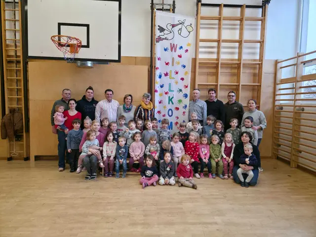 Eine neue Fahne für die Neugeborenen in der Gemeinde Litzelsdorf wurde von den Kindergartenkindern gestaltet. | Foto: Gemeinde Litzelsdorf