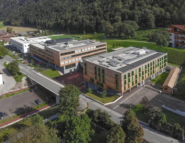 Die Fachrichtung Lebensmittel- und Biotechnologie an der HBLFA Rotholz verbindet Unterricht im Labor mit praktischer Arbeit in der Landwirtschaft. Für das kommende Schuljahr sind noch Ausbildungsplätze verfügbar. | Foto: Horvath  