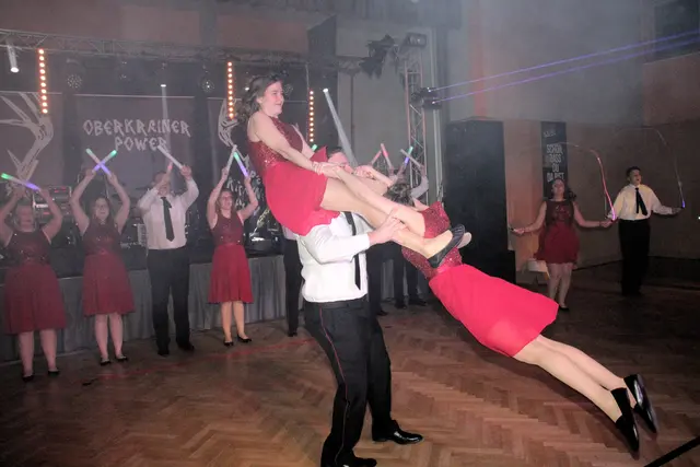 Eine atemberaubende Polonaise lieferten die Tanzpaare ab. | Foto: Cescutti