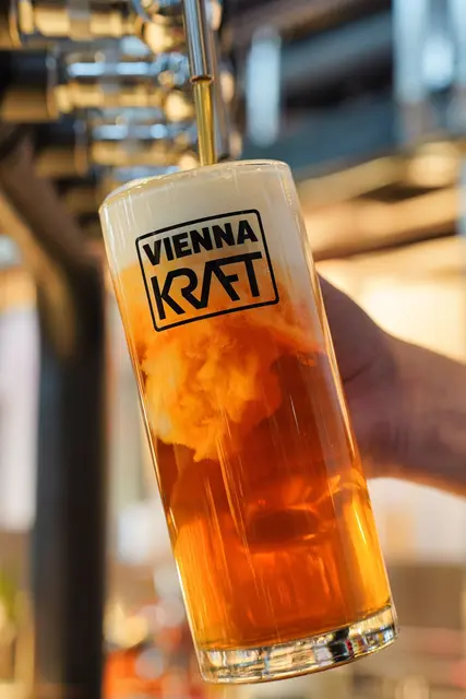Vor Ort wird natürlich auch das hauseigene Kraft Bier gezapft. | Foto: Gleisgarten