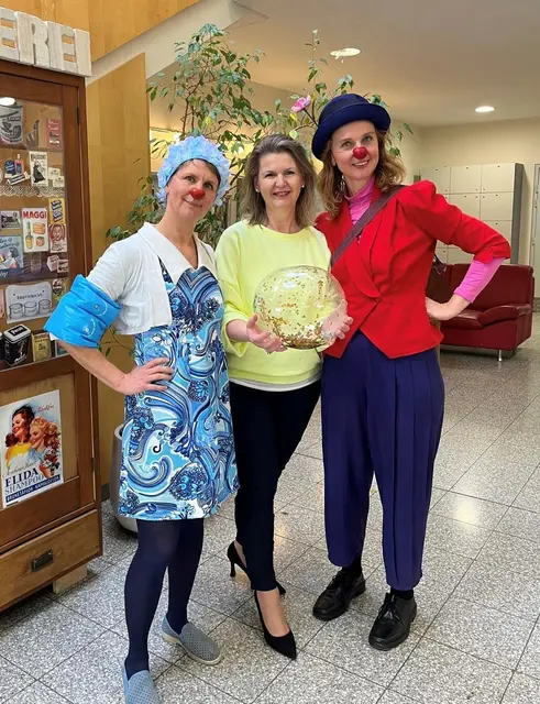 Humorvolle Begegnung: Zwei Clowninnen gemeinsam mit der stellvertretenden  Kaufmännischen Direktorin im Foyer des PBZ Berndorf: Lilli Liedsing, Stv. Kaufmännische Direktorin Regina Bauer, Ella Propella. | Foto: NÖ LGA