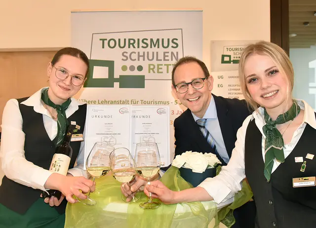 Lara Steurer, Fachvorstand Jürgen Kichner, Linda Anatalova | Foto: Herbert Schleich