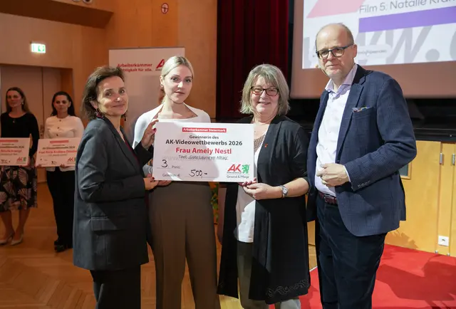 Amely Nestl (2. v. l.) freute sich über Platz drei beim Videobewerb.  | Foto: Schillerhaus 