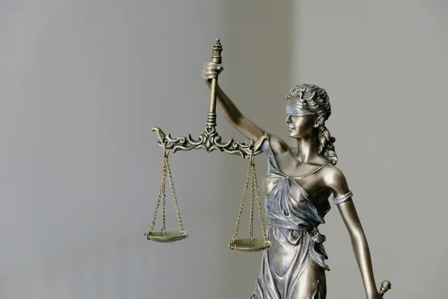 Justitia sollte unabhängig Recht sprechen dürfen – also unabhängig von der Person und ihrer Position in der Gesellschaft. | Foto: Tingey Injury Law Firm/Unsplash