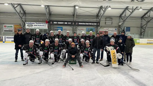 Die Mannschaft hat Grund zur Freude. Nach spannenden Spielen haben sie sich zum Vizemeister gekrönt. | Foto: EC Feld am See