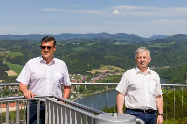 Geschäftsführer Manfred Hinterdorfer und Obmann Nikolaus Prinz auf der Gobelwarte, einem Leuchtturmprojekt der Leader-Region Perg-Strudengau. Für den Schwerpunkt "MeinBezirk 2030" warfen sie einen Blick in die Zukunft. | Foto: Leader-Region Perg-Strudengau