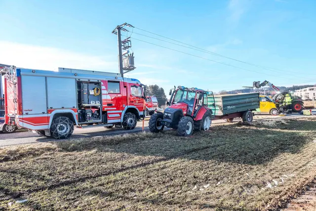 Der Traktor kam nach der Kollision von der Fahrbahn ab. | Foto: Daniel Scharinger