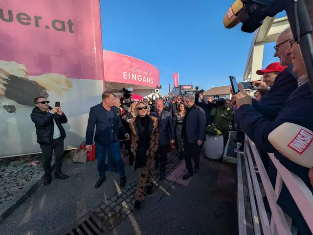 Der Hollywood-Star Sharon Stone beim Eintreffen in St. Willibald (vorne). Dahinter folgt Gastgeber Karl Guschlbauer. | Foto: Kathrin Schwendinger/MeinBezirk