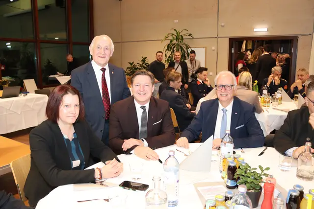 Auch einige andere GemeindebürgermeisterInnen waren vor Ort wie Michaela Oberlassnig (Feld am See) und Günther Albel (Villach). Weiters war auch Reinhart Rohr (SPÖ) bei der Ehrung dabei. | Foto: MeinBezirk/Chiara Kresse
