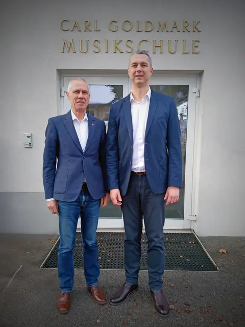 Thomas Rois (Präsident Rotary Club Oberpullendorf –
Burgenland Mitte), Thomas Loier, Direktor der Musikschulen Oberpullendorf und Deutschkreutz. | Foto: Rotary Club