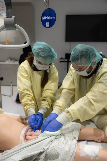 Das Patientenzimmer wurde in einen Escape Room verwandelt, bei dem die Besucher sogar eine Darm-OP durchführen mussten. | Foto: Claudia Egger