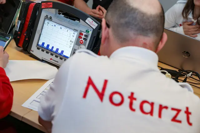 Telenotärztinnen und Ärzte können sich von jedem Ort mit stabiler Internetverbindung in das System einloggen und innerhalb kürzester Zeit Unterstützung leisten. | Foto: Rotes Kreuz Niederösterreich / M. Hechenberger 