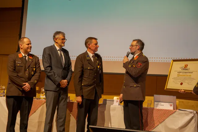 Konrad Wieser wurde zum Ehrenmitglieder ernannt. | Foto: Feuerwehr Kitzbühel
