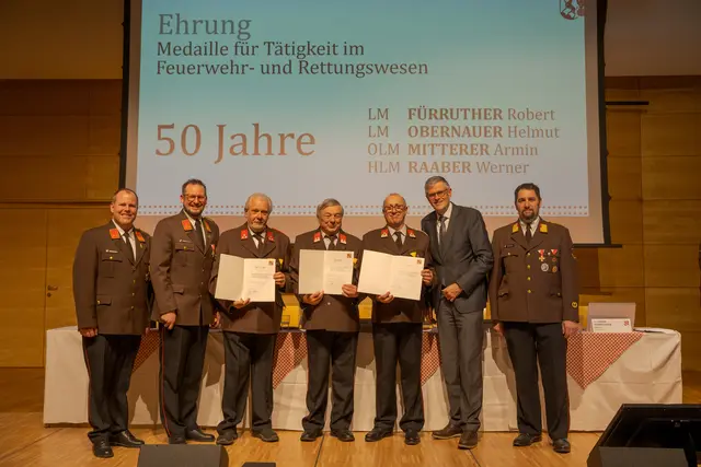 Ehrungen für 50 Jahre Tätigkeit im Feuerwehrwesen. | Foto: Feuerwehr Kitzbühel