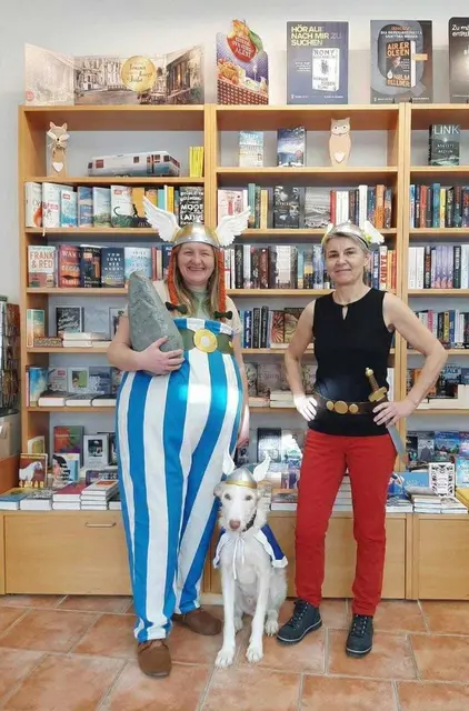 Verkleidet als Asterix, Obelix und Idefix kämpft das Team der Buchhandlung für den Standort in Mattighofen. | Foto: Maria Gurtner