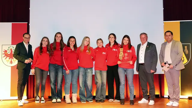 Goldener Handschuh für die Sportlerinnen: Bürgermeister Thomas Mai, das Volleyball-Team, Bgm. a.D. Werner Entner und Vizebürgermeister Armin Lechner (v.l.).  | Foto: Chronisten Münster