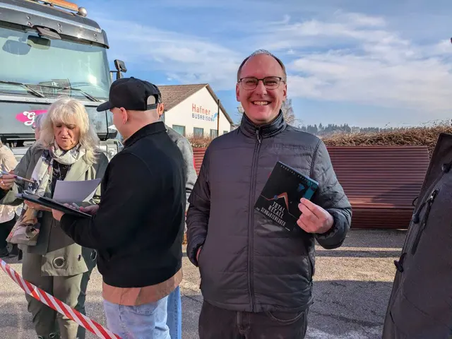 Ein Fan aus St. Martin/I. hofft auf ein Autogramm des Hollywood-Stars. | Foto: Kathrin Schwendinger/MeinBezirk