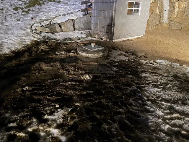 Rund 30 Kubikmeter Gülle traten in Frankenmarkt aus und gelangten in einen Bach, der in acht Fischteiche mündet. | Foto: FF Frankenmarkt