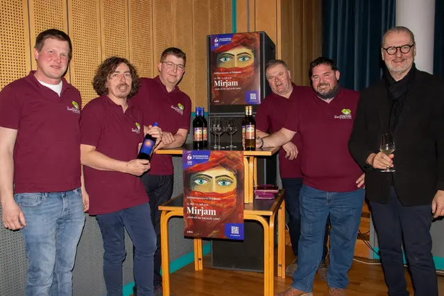 Michael Schneider, Georg Wind, Franz Fleck jun., Ewald Gabriel, Alexander Kugler präsentierten mit Spielleiter und Autor Pfarrer Richard Geier die Passionsspielweine 2026.   | Foto: Passionsspiele St. Margarethen