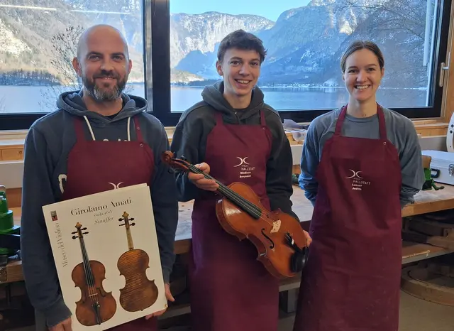 Markus Ganser, Benjamin Medicus und Judith Lusser – Fachschule für Instrumentenbau an der HTL Hallstatt –nahmen am internationalen Bratschenbauwettbewerb in Paris teil. Eine sogenannte Stauffer Viola musste nachgebaut und einer Jury präsentiert werden. | Foto: HTL Hallstatt