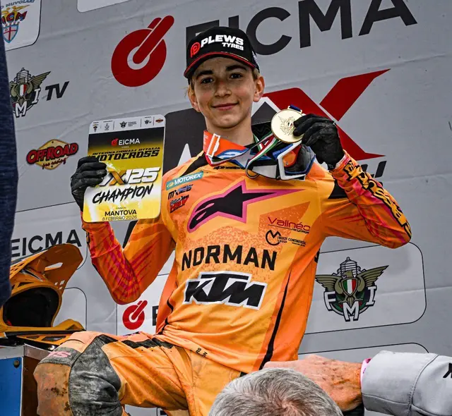 Moritz Ernecker mit der Siegerplatte und der Medaille. | Foto: Davide Elia Scaboro