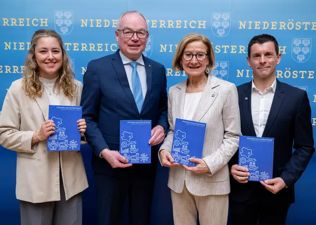 Dr. Moira Birkl (hat in Niederösterreich Medizin studiert und arbeitet jetzt am Universitätsklinikum St. Pölten), LH-Stellvertreter Stephan Pernkopf, Landeshauptfrau Johanna Mikl-Leitner und Dr. Markus Zeilinger (Leiter Kompetenzzentrum an der FH Wiener Neustadt). | Foto: NLK Khittl