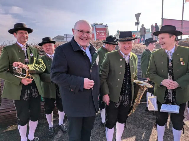 Bürgermeister Helmut Haslinger (l.) freut sich mit den Musikern des Musikvereins St. Willibald über den hohen Besuch aus Hollywood. | Foto: Kathrin Schwendinger/MeinBezirk