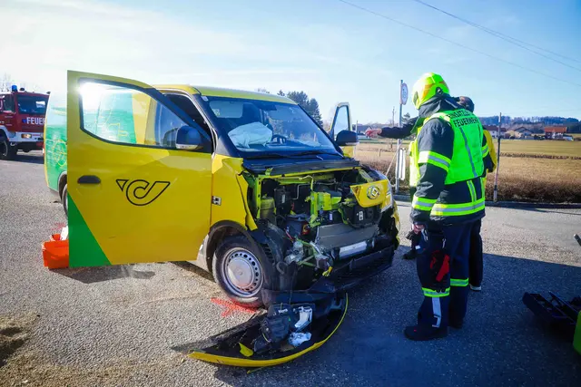 Das Postauto wurde bei der Kollision im Frontbereich schwer beschädigt. | Foto: Daniel Scharinger