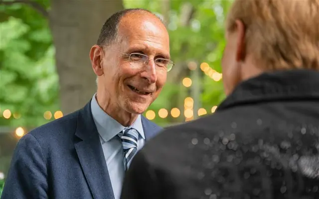 Peter Filzmaier, Politikwissenschaftler an der Universität Graz, sieht vor allem in der Wahlbeteiligung die große Unbekannte. In diesem Jahrhundert lag diese immer unter 60 Prozent.  | Foto: APA-Images / SEPA.Media / Isabelle Ouvrard