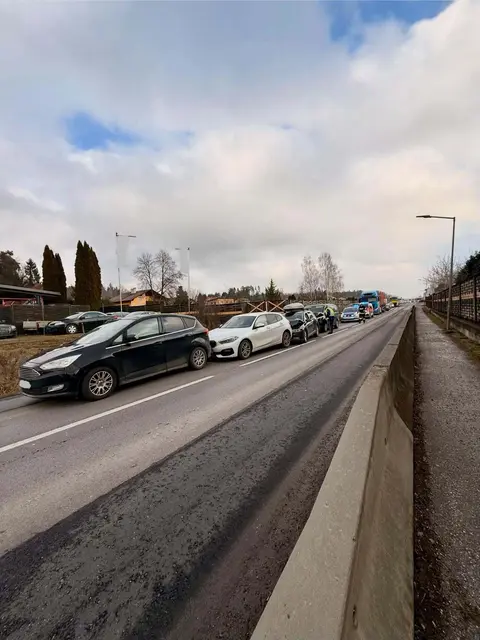 Vier Fahrzeuge waren bei einem Auffahrunfall auf der B70 verwickelt. | Foto: FF Köppling