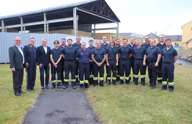 Die Betriebsfeuerwehr mit Christian Lazaravic, Thomas Koppauer  und Manfred Kommericky (alle links) am Werksgelände der Roto Frank Austria GmbH | Foto: Edith Ertl
