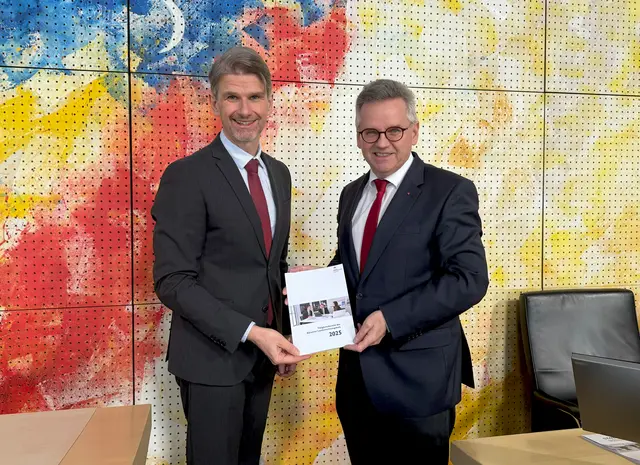 Günter Bauer, Direktor des Kärntner Landesrechnungshofs, übergab Landtagspräsident Andreas Scherwitzl den Tätigkeitsbericht des Landesrechnungshofs. | Foto: Kärntner Landesrechnungshof