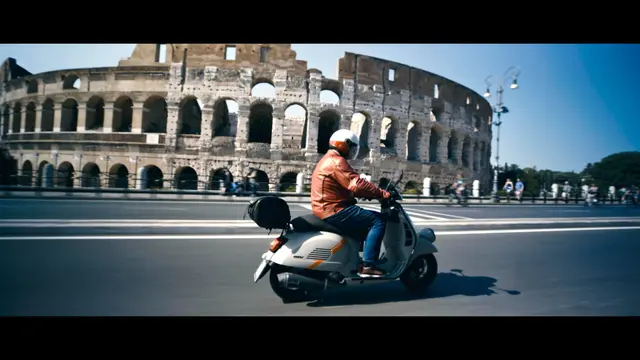 Reise zum Kolosseum: Hermann Weiskopfmit Vespa vor einem der berühmtesten Motive der Welt. | Foto: AVG Filmproduktion