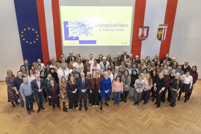 Etwa 80 Mitarbeiter der Unternehmensgruppe Linz nahmen an der Feier für jahrzehntelange Tätigkeit im öffentlichen Dienst teil. | Foto: Stadt Linz