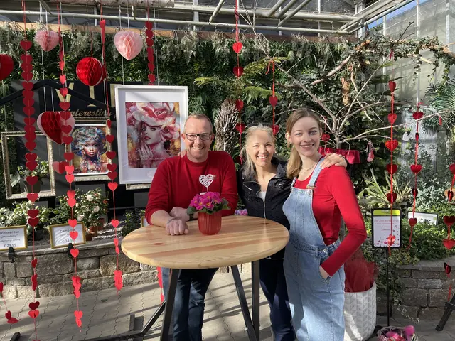 Geschäftsführer Michael und Elena Jäger (re.) mit der Künstlerin Sabine-Delizia Egger bei der Präsentation der neuen Ausstellung in Thaur. | Foto: Gärtnerei Jäger