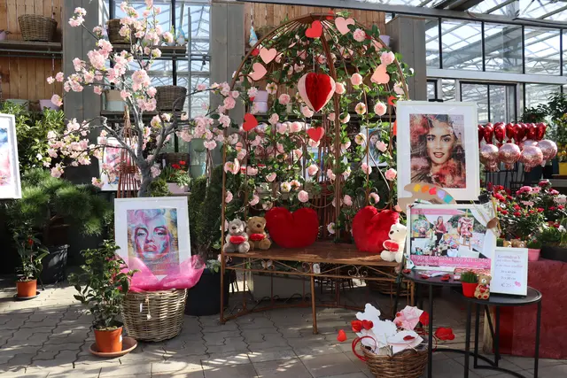 Die bunten Pflanzen und floralen Kunstwerke schaffen zusammen ein fröhliches Farbenspiel.