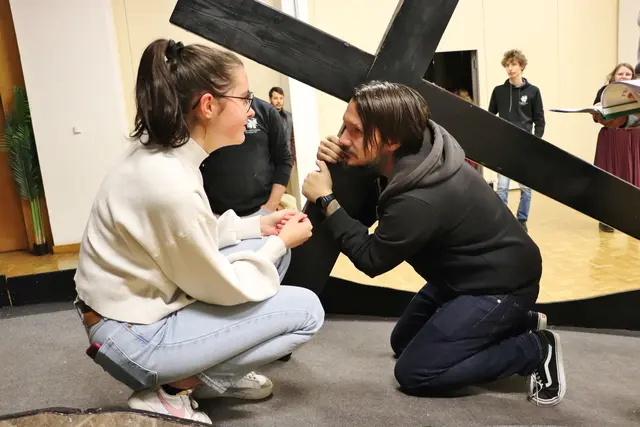 Noch bei der Probe: Jesus fällt, Veronika reicht ihm ein Tuch | Foto: Edith Ertl