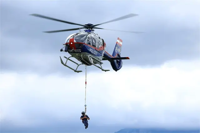 Die Besatzung des Polizeihubschraubers „Libelle“ barg den Gleitschirmpiloten vom hochalpinen Plateau nahe dem Mutterbergsee. Anschließend wurde der 50-Jährige sicher und unverletzt ins Tal geflogen. (Symbolbild) | Foto: pixabay/wfranz