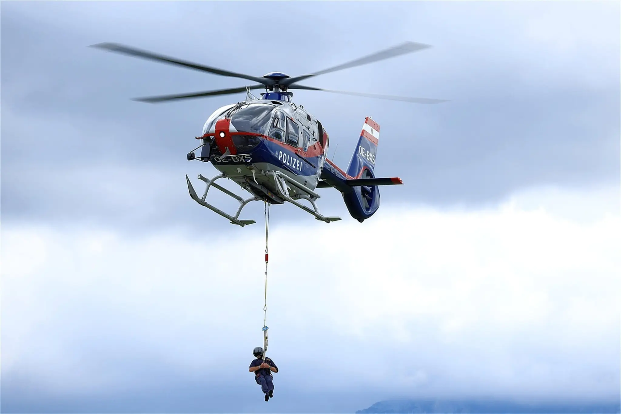 Gleitschirm klappt ein: Notlandung am Stubaier Gletscher endet mit ...