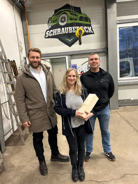 Peter Wagentristl und Thomas Thiess gratulierten Alexandra Trenner zum Jubiläum des Schrauberecks in Neudörfl. | Foto: WKB