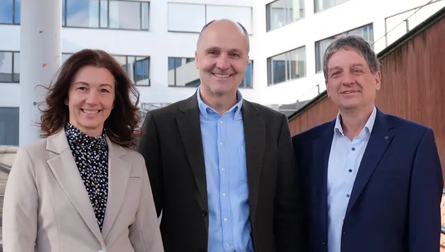 Von links: Melanie Schlechtl (Studiengangassistentin), Josef Langer (Leiter des ESD-Entwicklungsteams) und Thomas Müller-Wipperfürth (Leiter des Studiengangs ESD). | Foto: FH OÖ