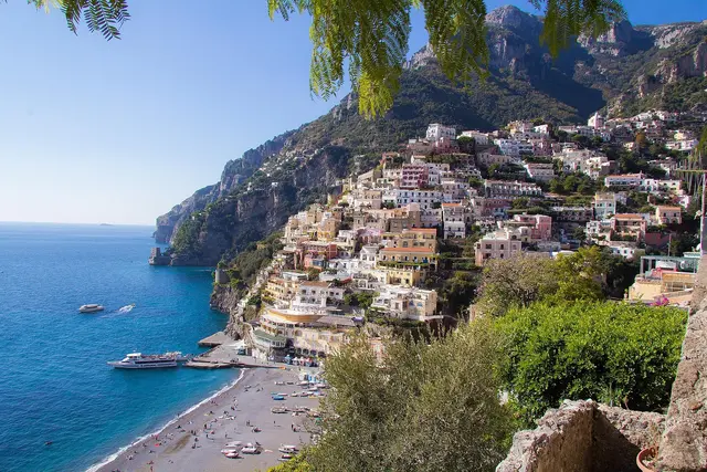 Blick auf Positano: bunte Häuser an steilen Klippen, umgeben von glitzerndem Meer und mediterraner Landschaft. | Foto: Pixabay
