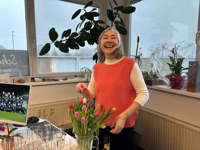 Blumen für Sabine Still: Ohne sie wäre der Schülerhilfe-Erfolg in der Region wohl nicht denkbar gewesen. | Foto: MeinBezirk/Katrin Löschnig