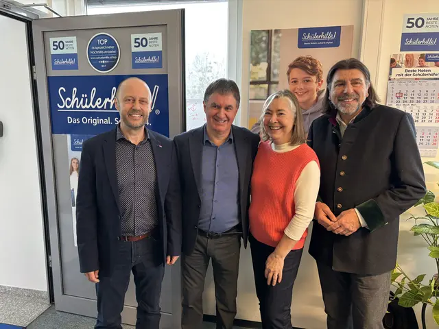 Schülerhilfe-Regionalleiter Markus Kalina, Gerald und Sabine Still mit Bürgermeister Josef Wallner (v.l.) | Foto: MeinBezirk/Katrin Löschnig