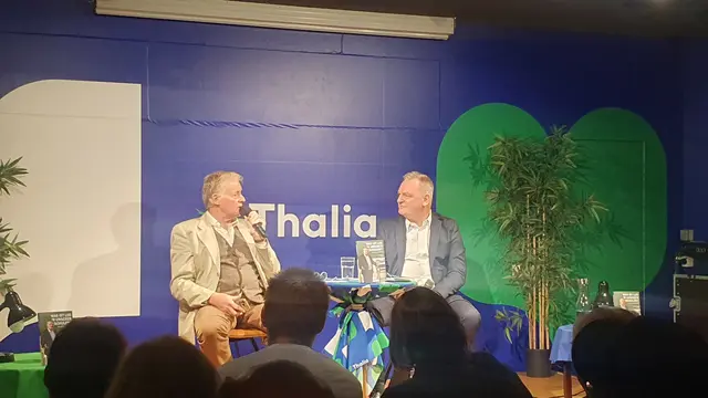 Christian Klar (rechts) bei einer Präsentation seines Buchs "Was ist los in unseren Schulen?". | Foto: Oliver Plischek