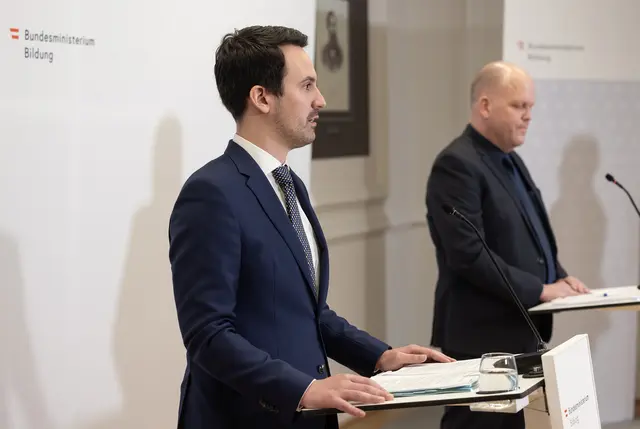 Nachdem Bildungsminister Christoph Wiederkehr (Neos) vor mehreren Wochen Reformen für die AHS-Lehrpläne vorgestellt hat, folgten am Dienstag die kaufmännischen Schulen. | Foto: BKA